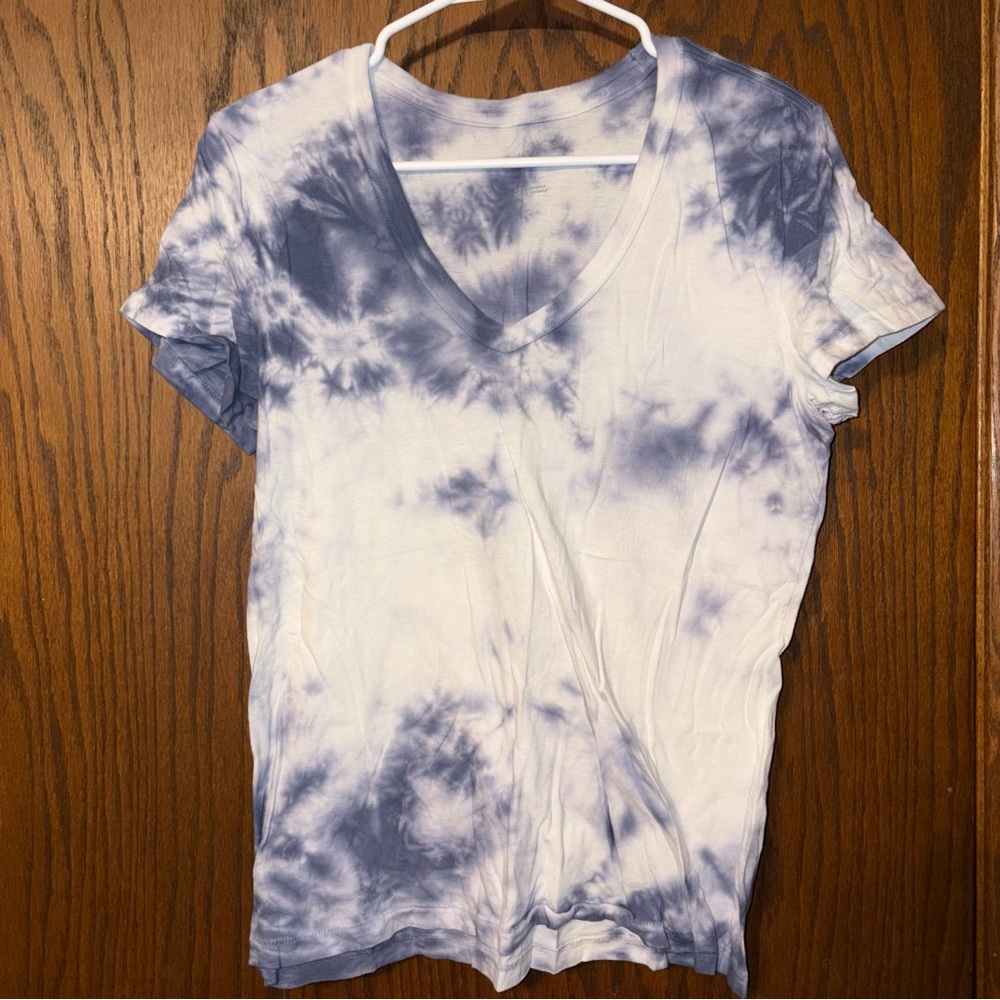 Universal Thread Blue and White Tie-Dye V-Neck Tee
